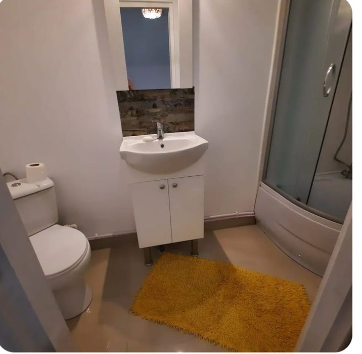 Închiriez apartament cu o cameră,  la casă, zona Mitropoliei
