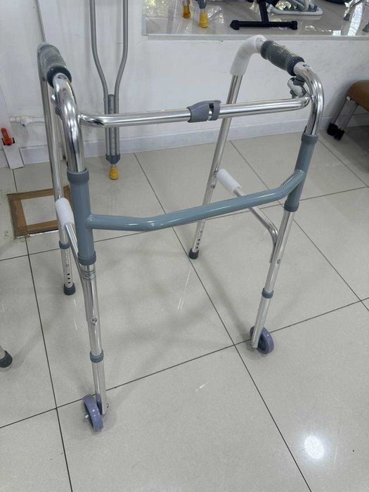Продаю новый помощник для ходьбы (ходунковый инструмент) с колёсиками