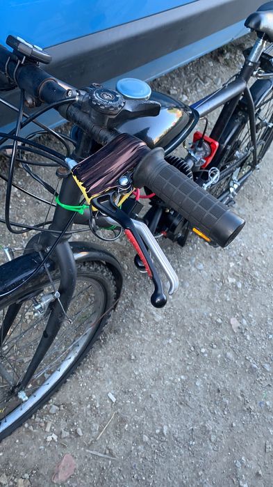 Vând bicicleta cu motor 100cc