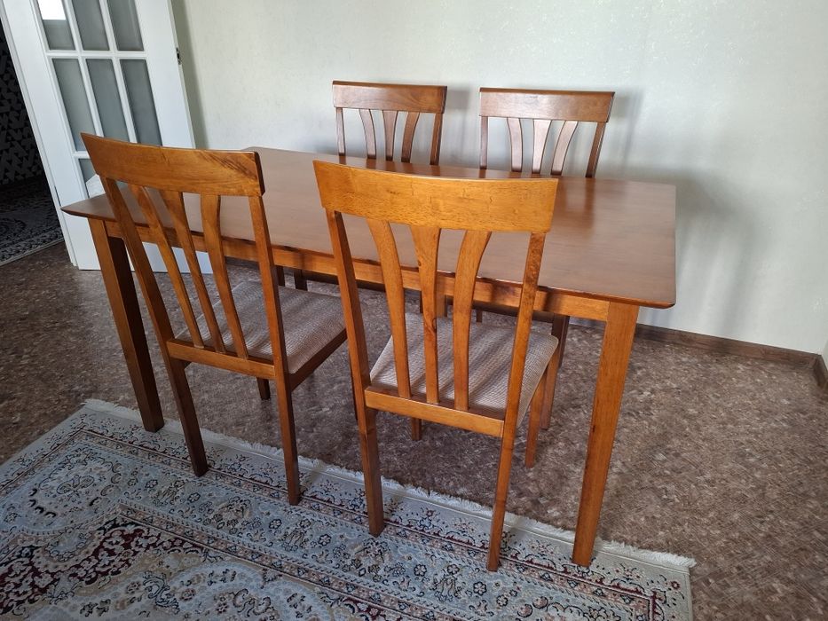 Продается стол со стульями 4 шт. Б/у в отличном состоянии.