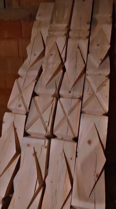 Artă în Lemn: Stâlpi Sculptati pentru Porți și Terase