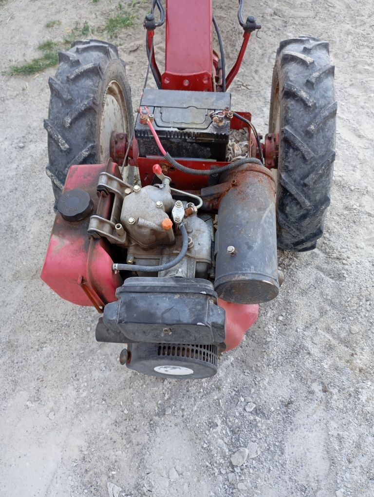 Vând motocultor cu remorca, freză și prășitoare
