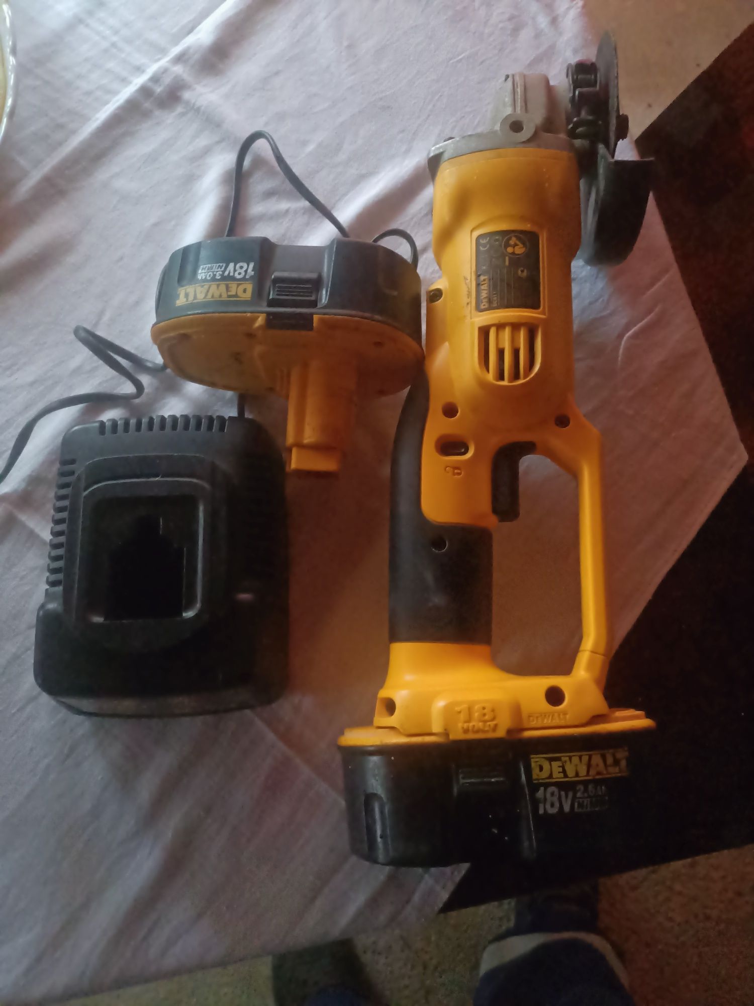 Vând flex pe baterii Dewalt