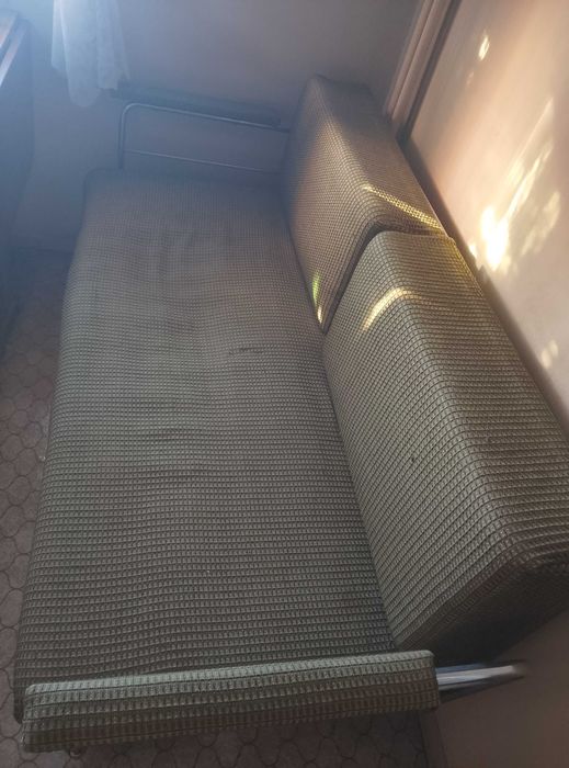 Използван диван ,малко изтърбушен