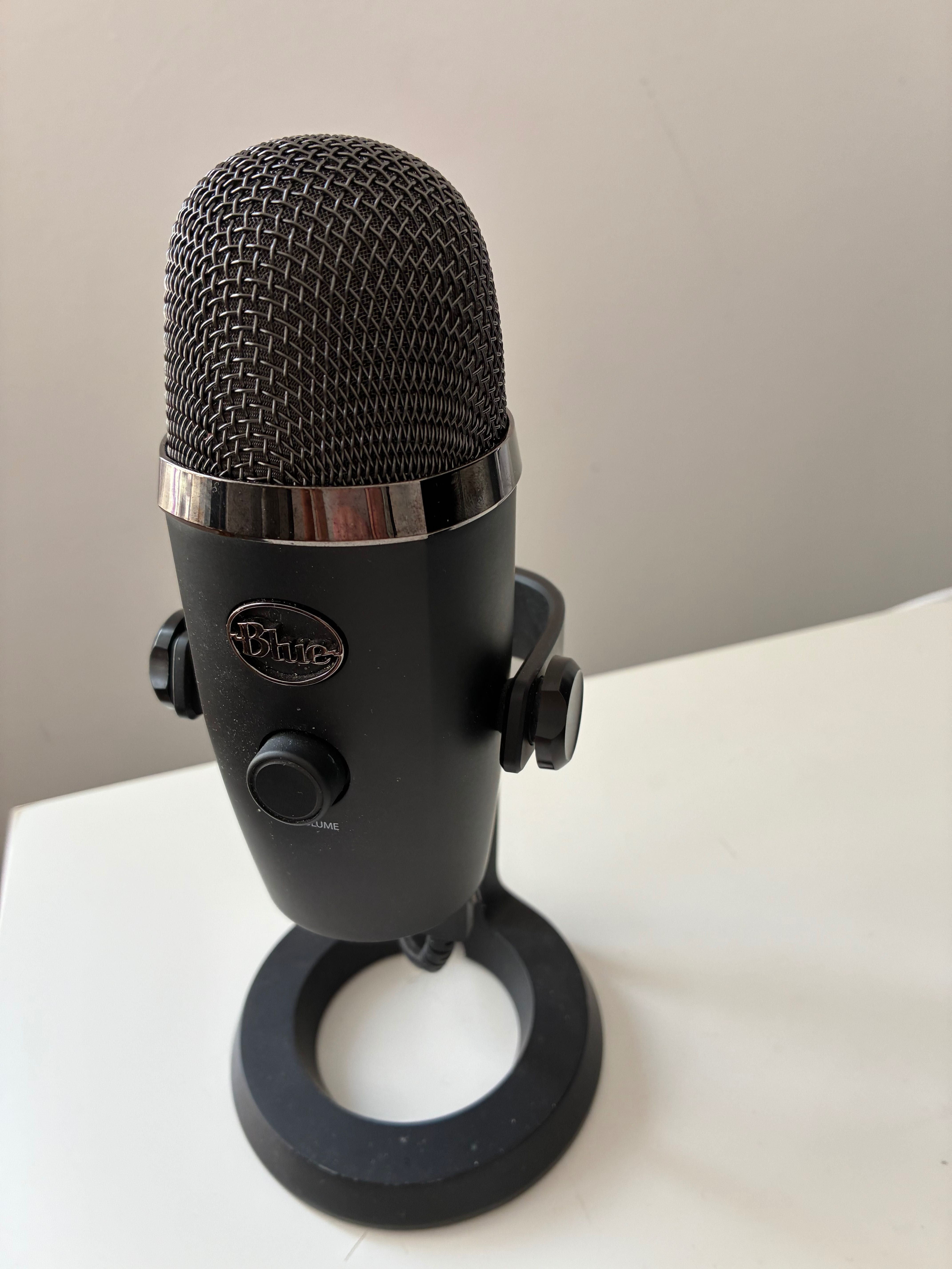 микрофон Logitech Blue Yeti Nano