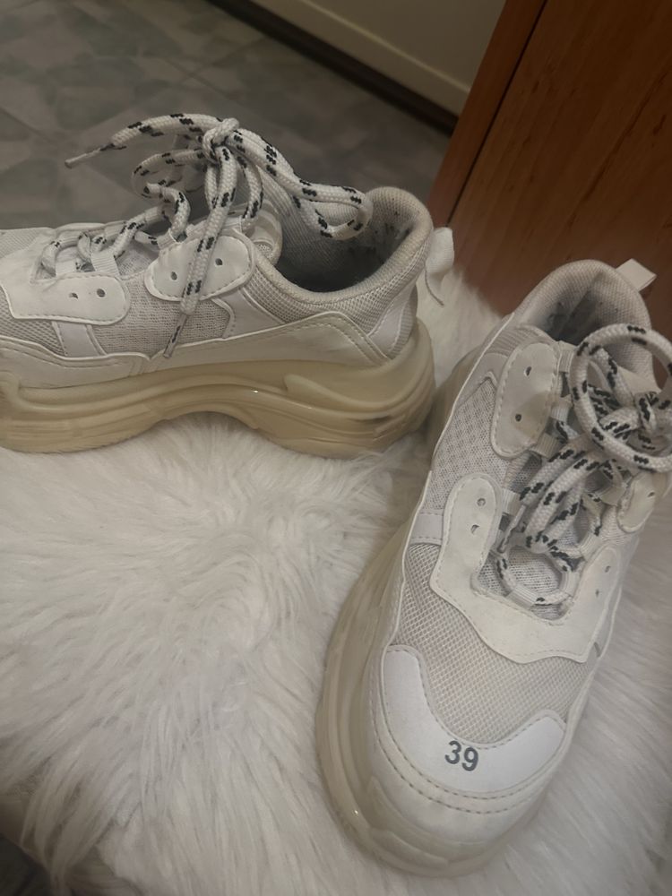 Balenciaga triple s бели