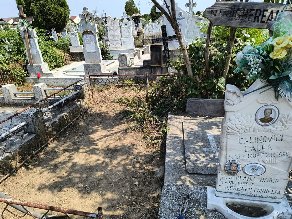 Vând loc de veci Ungureni
