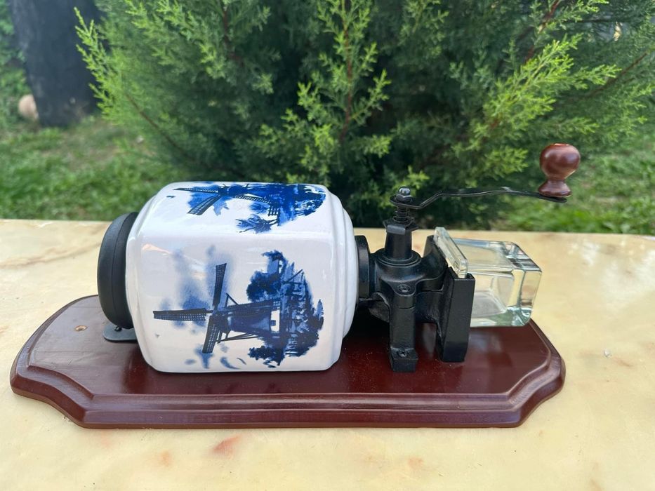 Rasnita Vintage cu manivela/ portelan de Colectie