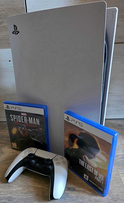 Продавам PS5 + 2 Игри