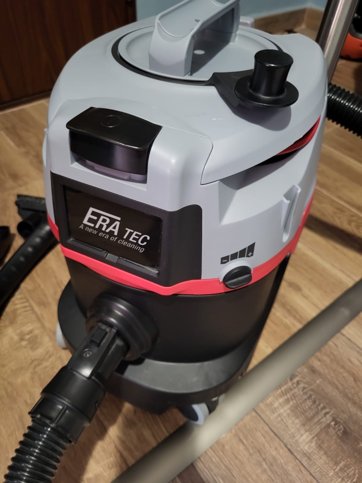 Vând aspirator profesional