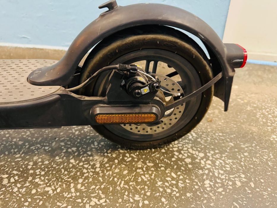 Електрическа тротинетка Xiaomi Mi Scooter Essentia+ПОДАРЪК