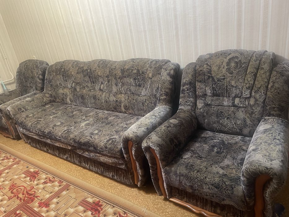 продам диван с креслами .