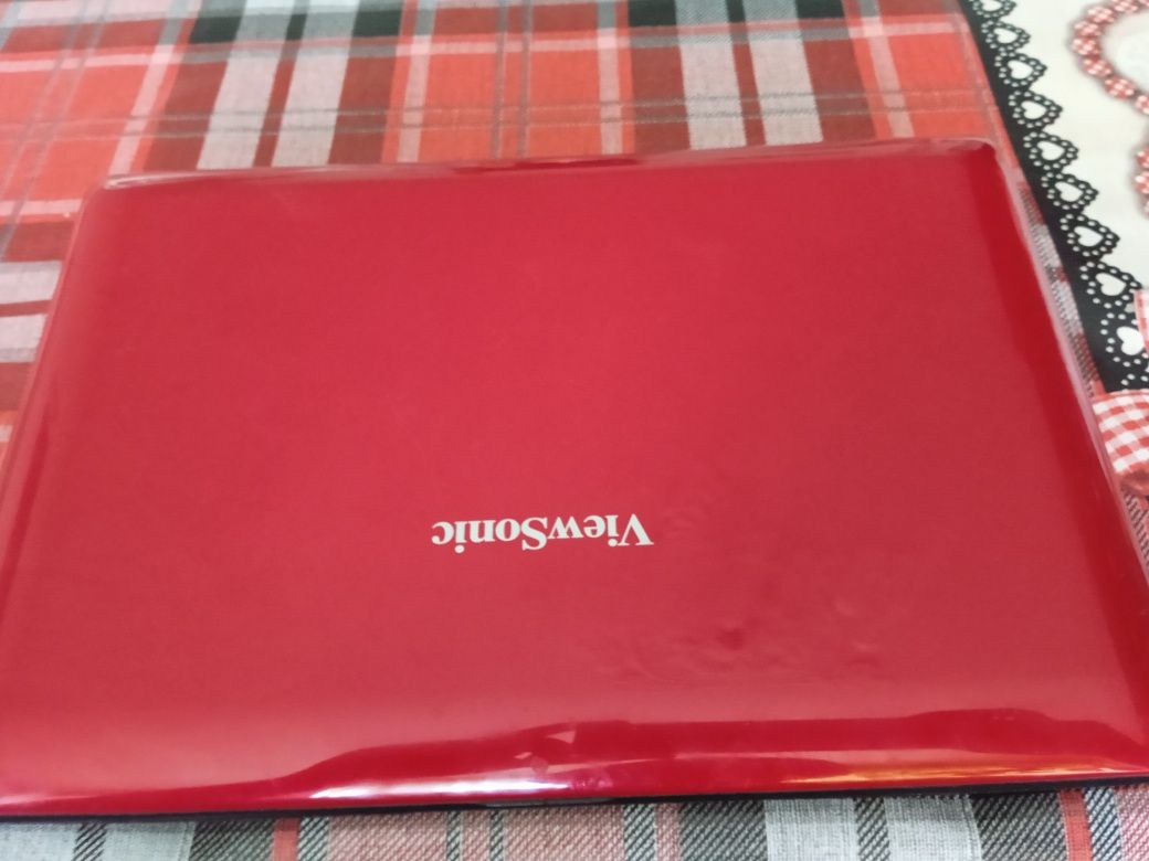 Продавам Лаптоп ViewSonikn с зарядно и мишка