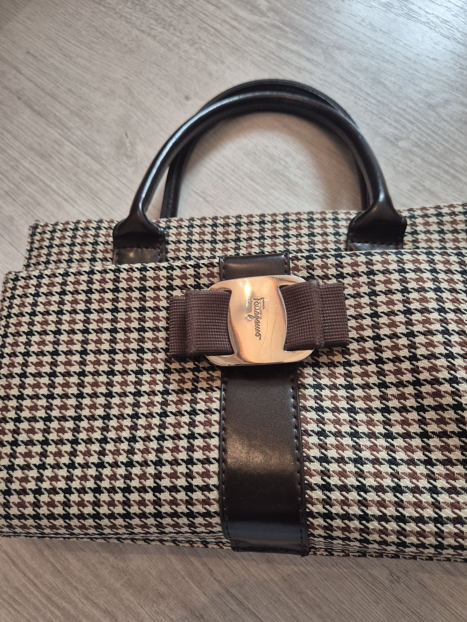 Vând geantă Savatore Ferragamo