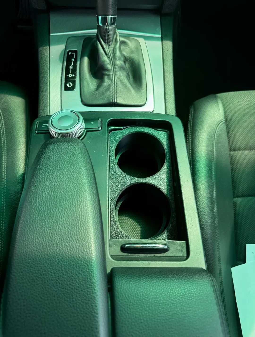 Поставка за чаши Mercedes W204, W207, C207, A207 и W212