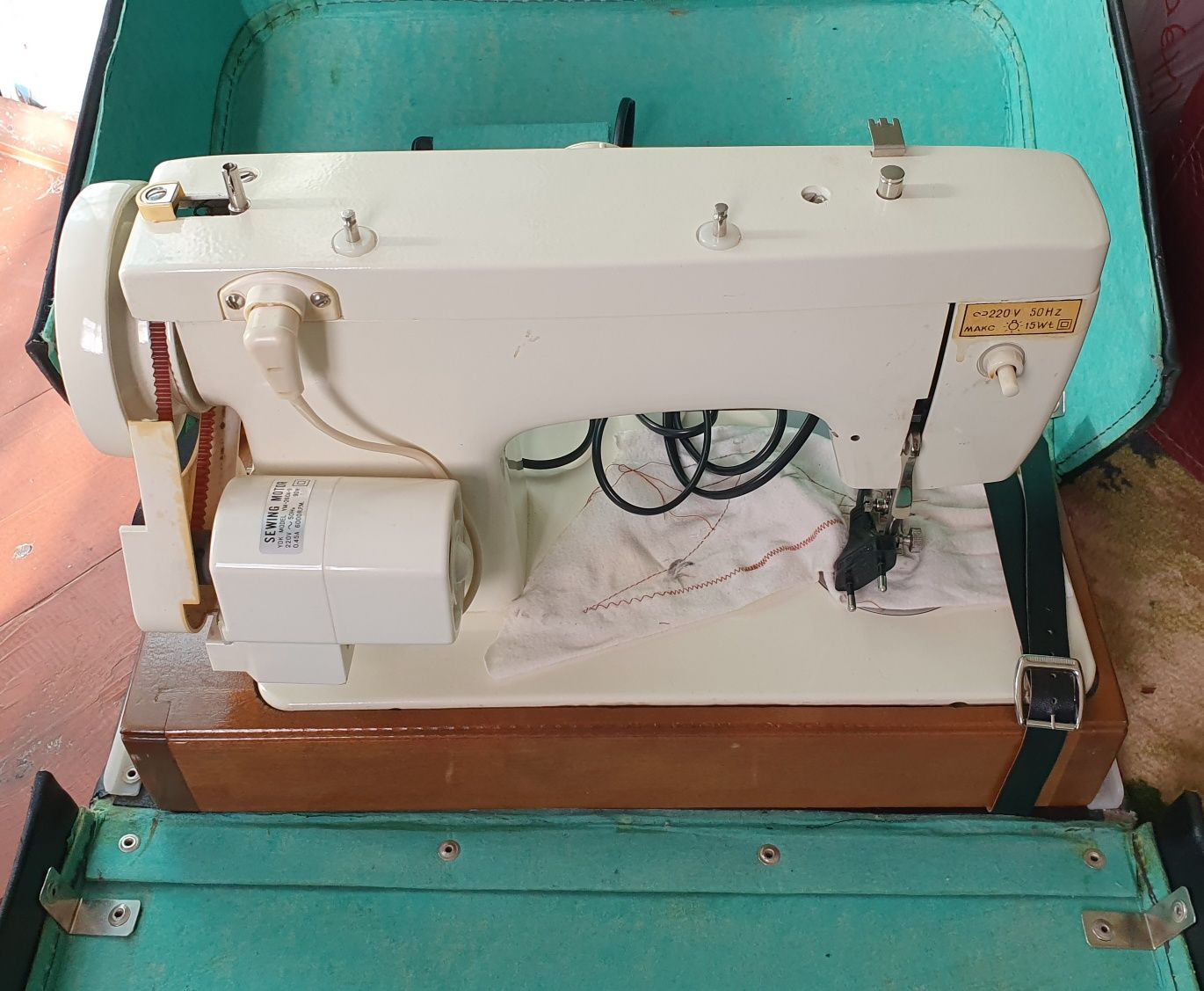 В идеальном состоянии машинка Чайка швейная электрическая