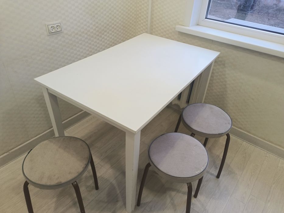 Стол отырғышымен