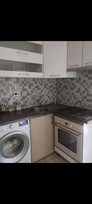 Vând urgent apartament 2 camere situat la etajul 4/4