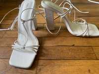 Бели обувки с ток