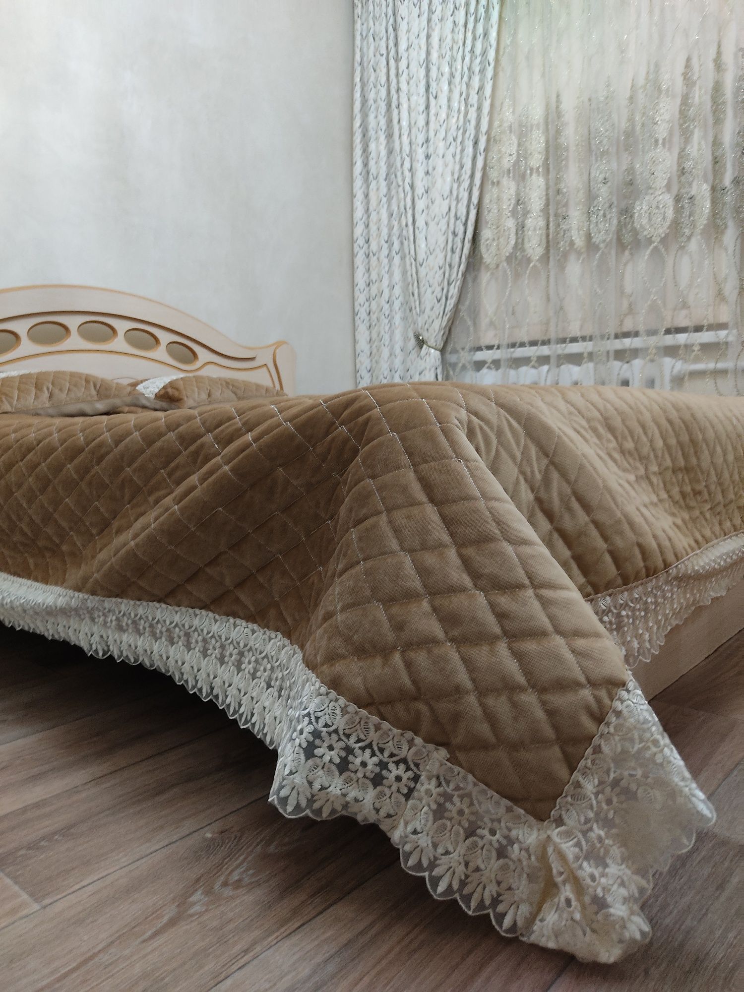 Кровать двуспальная с деревянной спинкой. Белорусская мебель.