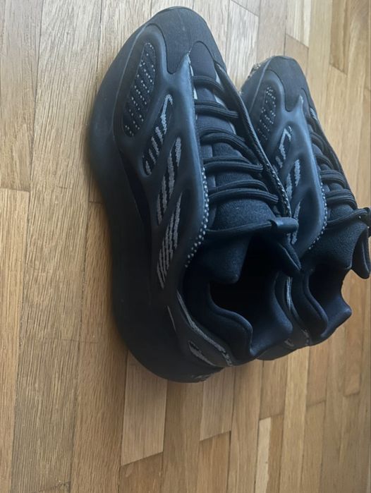Adidasi Yeezy 700 V3