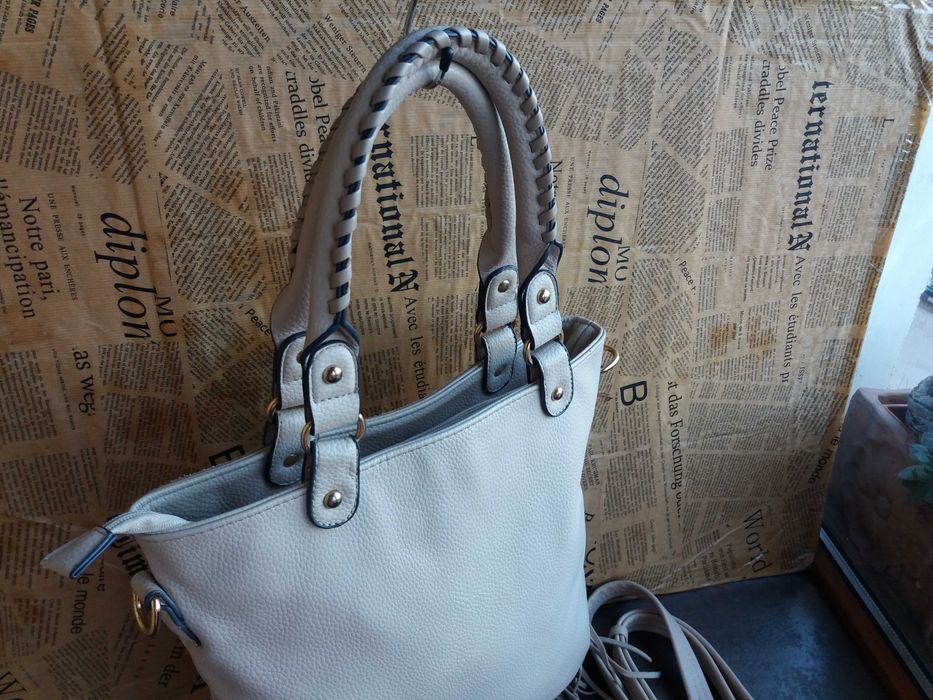 дамска чанта,бежова велурена торба с ресни