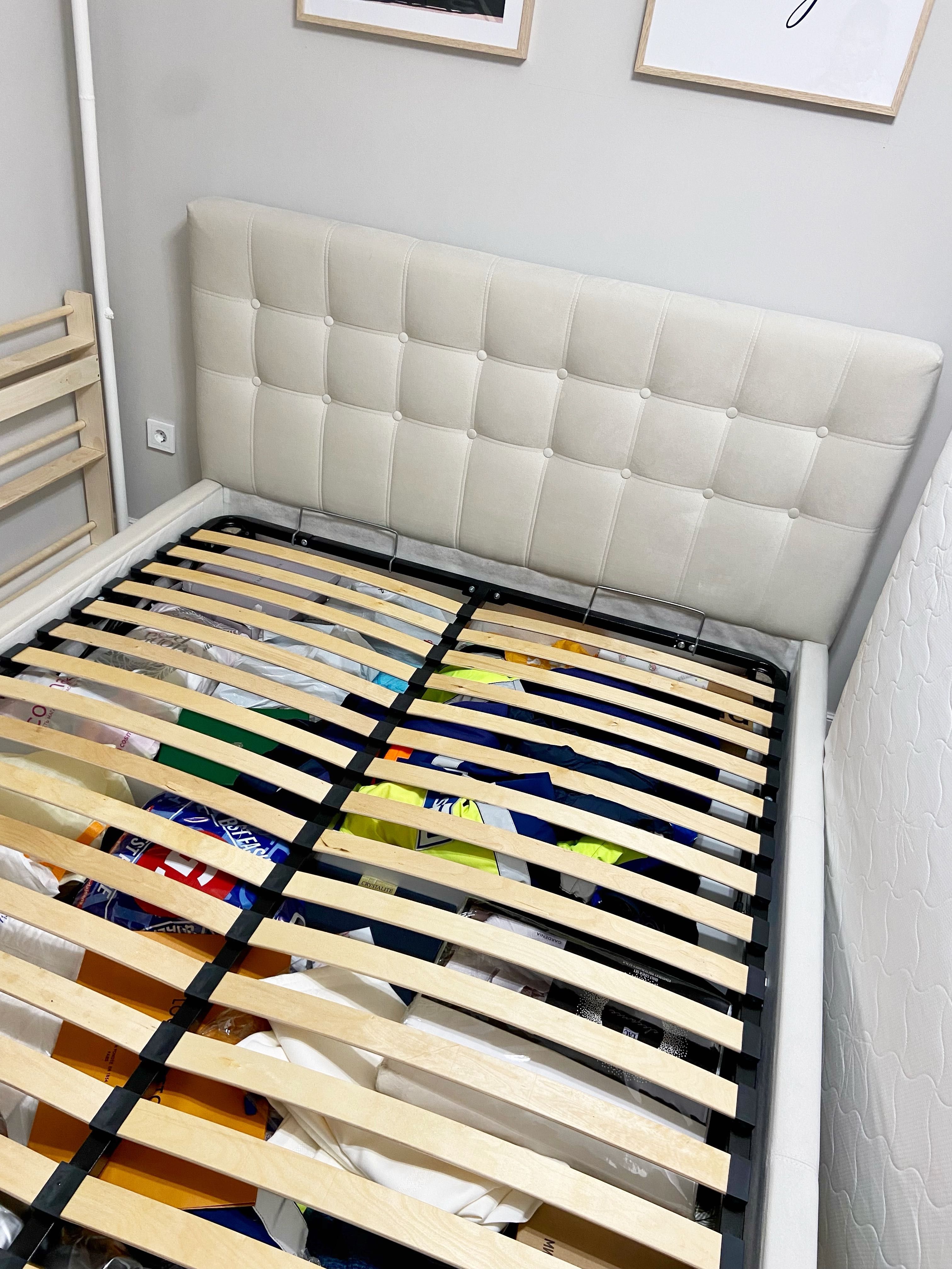 Двухспальная кровать с подъёмным механизмом