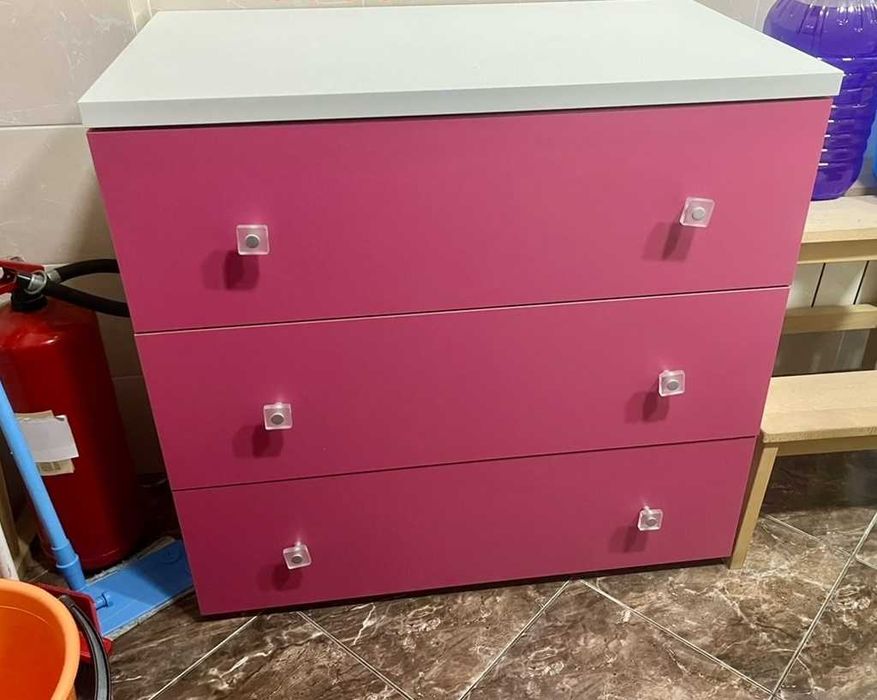 Комод для белья и вещей с 3 ящиками и малиновым фасадом
