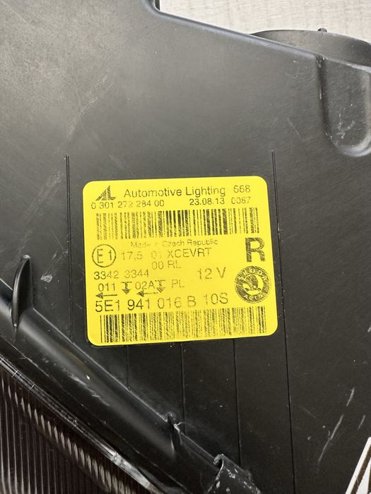 Far dreapta skoda octavia 3 5E bi xenon adaptiv Europa