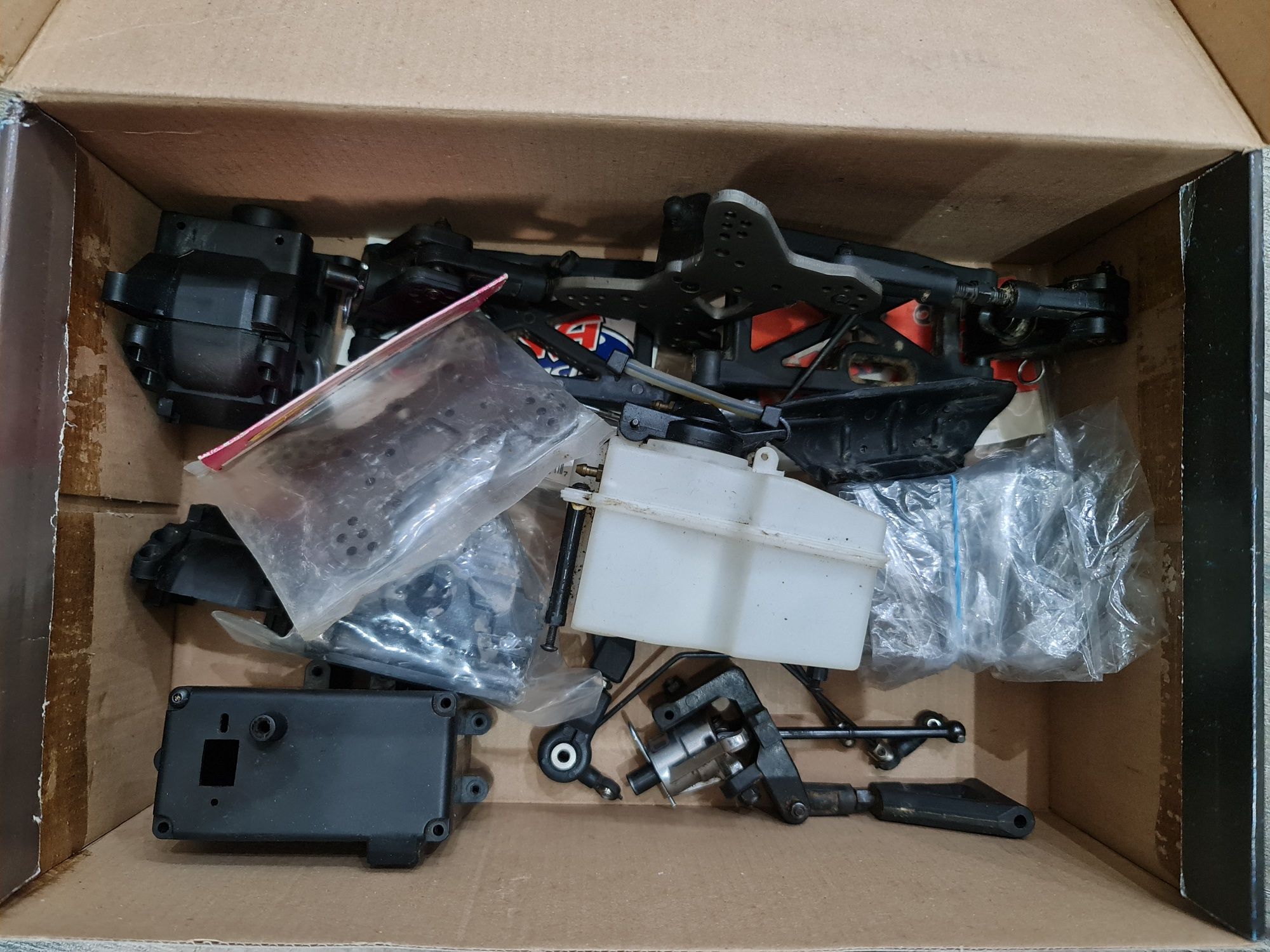 Ofna lx one buggy два броя бъгита 1/8 шасита с резервни части