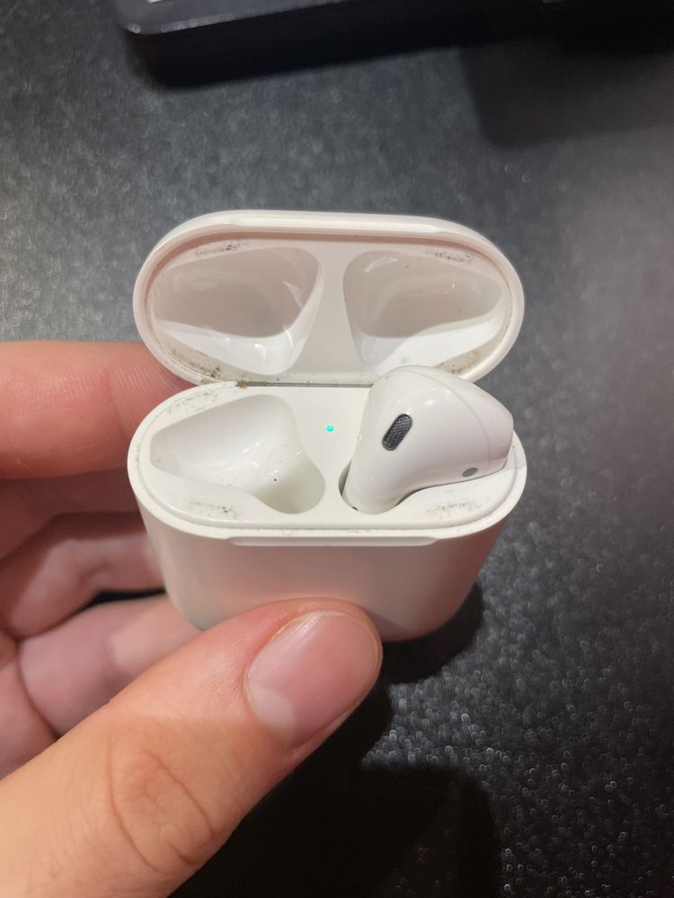 AirPods 1 оригинальный чехол и правыый