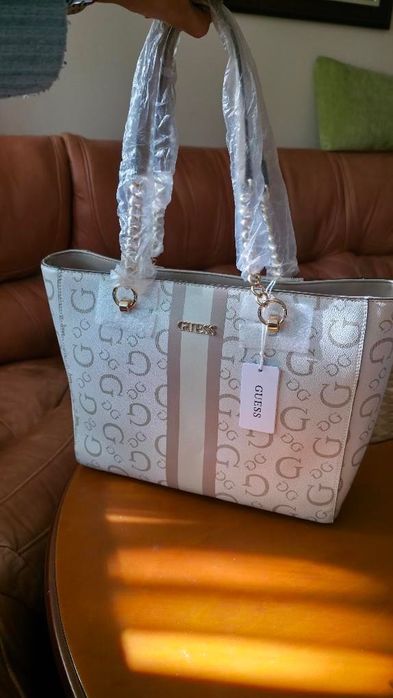 Дамска чанта GUESS