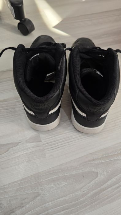 Adidași nike court vision Mid