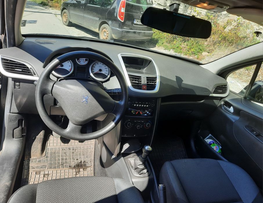 Продавам Пежо, с нова фазова уредба, панорамен покрив. Всичко работи.