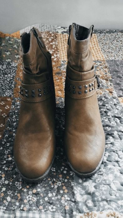 Дамски боти, бежови. Номер 37.