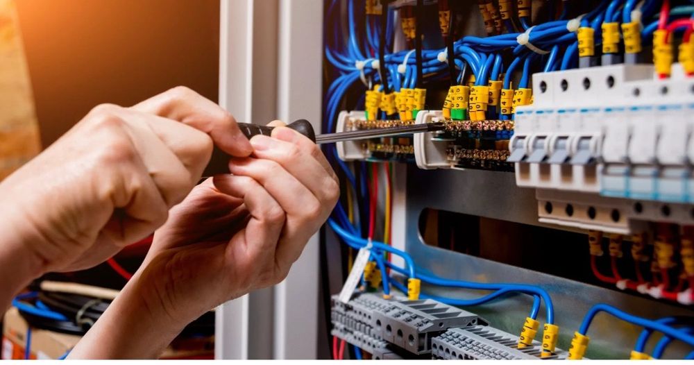 Электрик электромонтажник