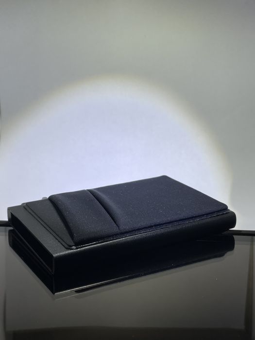 Portofel minimalist pop-up cu suport pentru carduri