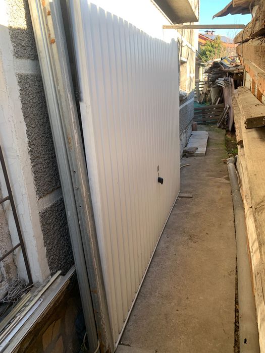 Гаражна врата с каса,готова за монтаж.