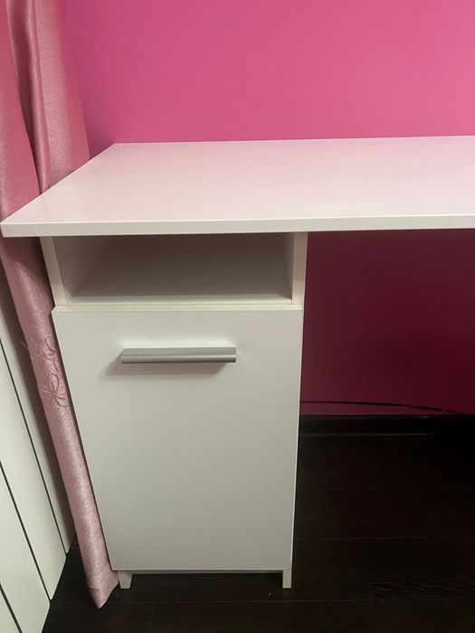 birou cu spatiu de depozitare