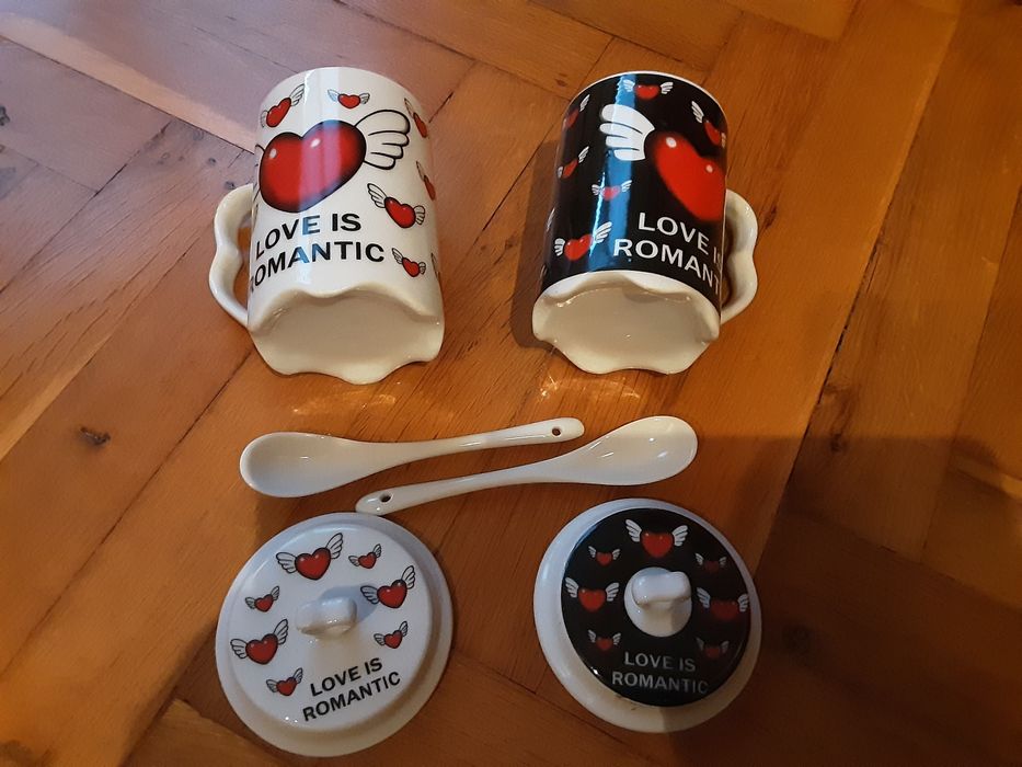 Различни чаши от порцелан и стъкло