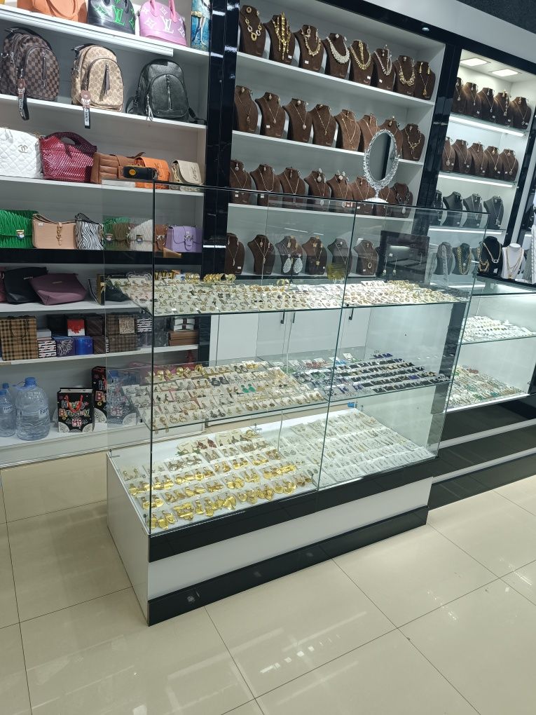 Продам витрины для магазина аксессуаров