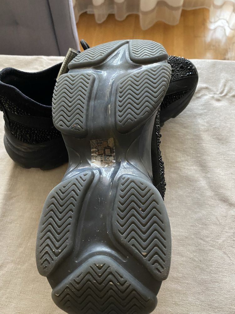 Страхотен модел с камъчета на Steve Madden