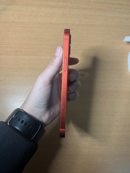 Iphone 12 arată bine telefonul mici urme se vede în poze ..!