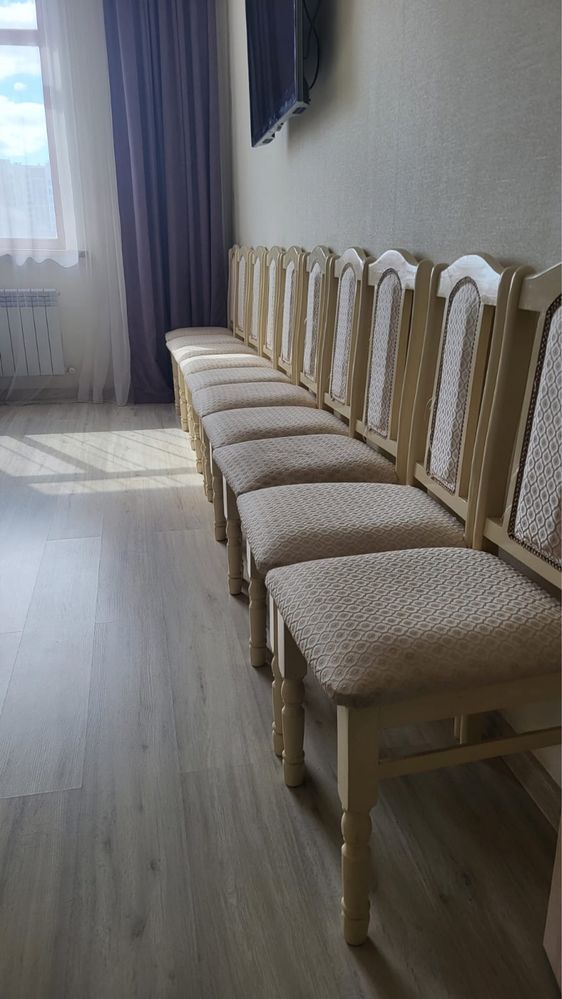 Продам стол со стульями и шкаф