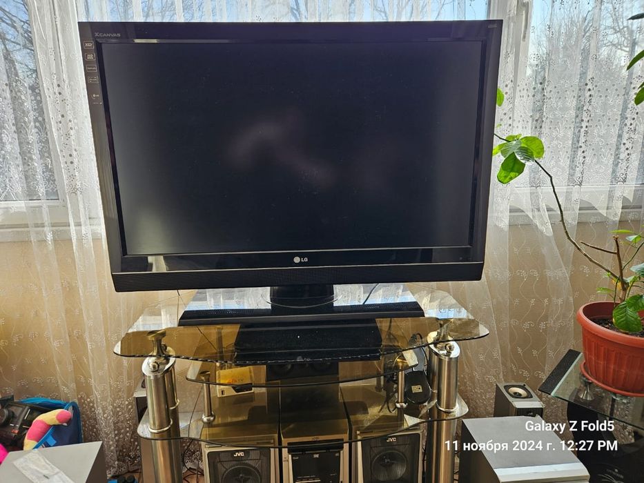 Телевизор JG, Домашний кинотеатр JVC.