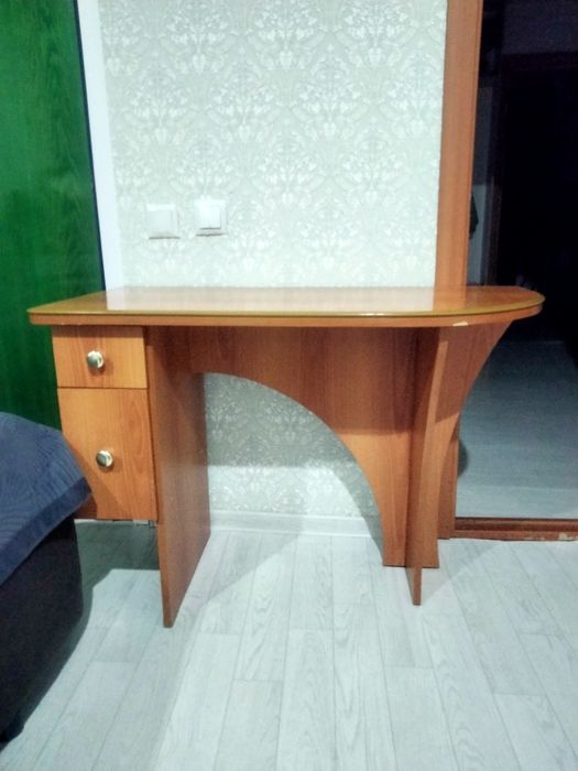 Продам дамский столик