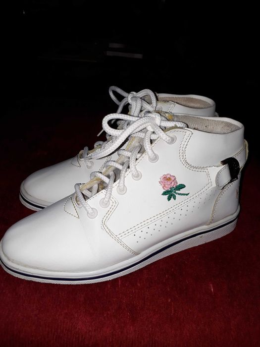 Бели обувки с връзки