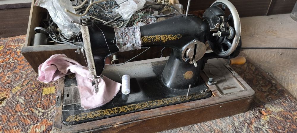 Машинка швейная рабочая. Можно для декора интерьера