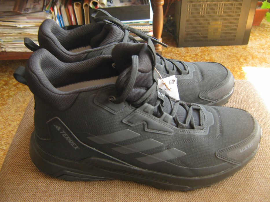 Чисто нови спортни обувки