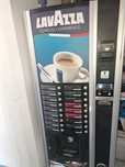 Vand aparat de cafea LAVAZZA cu sistem de plata, complet revizionat